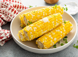 Ne samo da je ukusan, nego i odličan za zdravlje: Kuvani kukuruz jača srce i kosti, pomaže mršavljenje, a dajemo vam i recept!