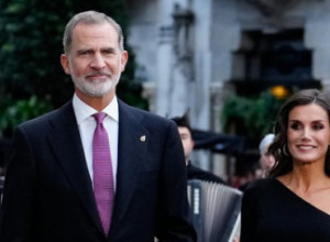 Elegantna porodica: Kraljica Leticija i njene ćerke zablistale u svečanim haljinama, ne možemo da odlučimo čija je lepša!