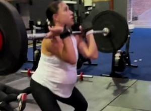 U šestom mesecu trudnoće diže tegove: Ova žena nosi blizance, a ne izlazi iz teretane, da li je po vama to normalno