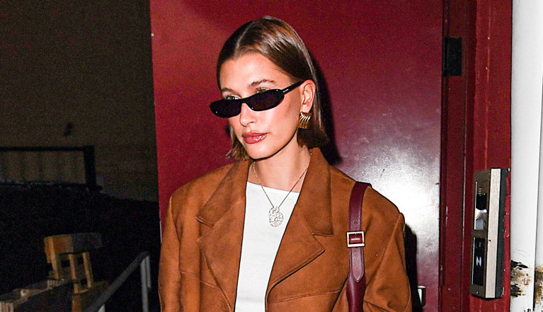 Hejli Biber spaja nespojivo: Kombinacija kožnih komada i predimenzionirani sako za čistu modnu desetku