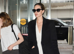 Ona je kraljica minimalizma: Anđelina Džoli u beloj maksi haljini, a najviše pažnje je privukao njen odabir torbe