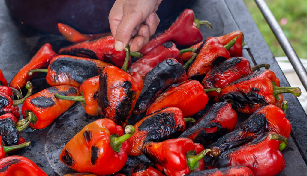 Fantastična caka naših baka: Kako da najbrže oljuštite gomilu pečenih paprika za ajvar