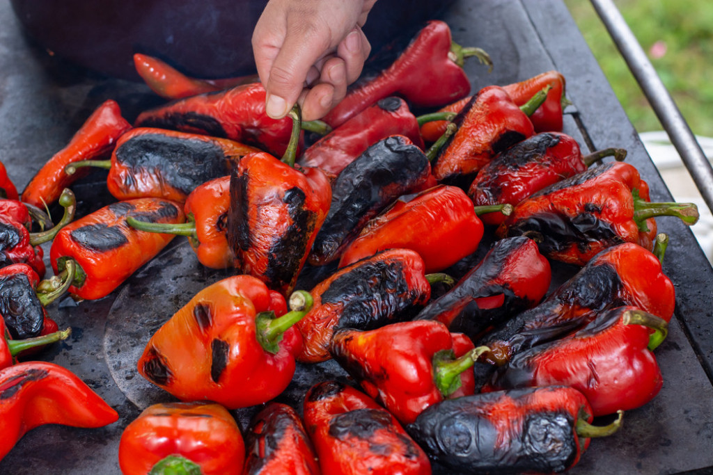 Fantastična caka naših baka: Kako da najbrže oljuštite gomilu pečenih paprika za ajvar