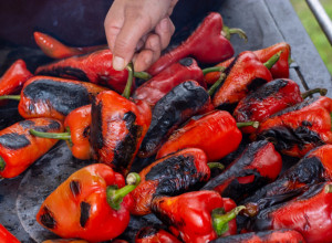 Fantastična caka naših baka: Kako da najbrže oljuštite gomilu pečenih paprika za ajvar