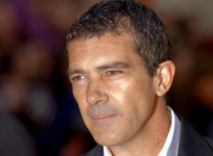 Latino zavodnik neprepoznatljiv: Antonio Banderas iznenadio novim imidžom, kako se vama dopada?