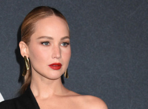 Farmerke koje se slažu u sve: Dženifer Lorens pokazala savršen spoj elegancije i udobnosti, žene se već otimaju o njih