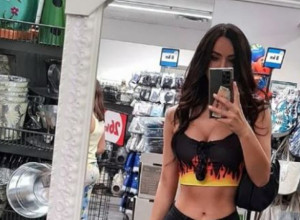 Ona je balkanska Megan Foks: Gde god se pojavi  muškarci gledaju samo u nju, a sada je u preuskoj mini haljini napravila kolaps u saobraćaju