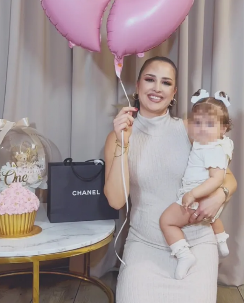 „Sada može da parira svojoj mami“: Za prvi rođendan poklonila ćerki minijaturnu torbu od 1.800 dolara i naišla na žestoku osudu