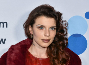 Kontroverzna Džulija Foks prozvana kraljicom neukusa: Kožna haljina sa prorezima koja više otkriva nego što prikriva