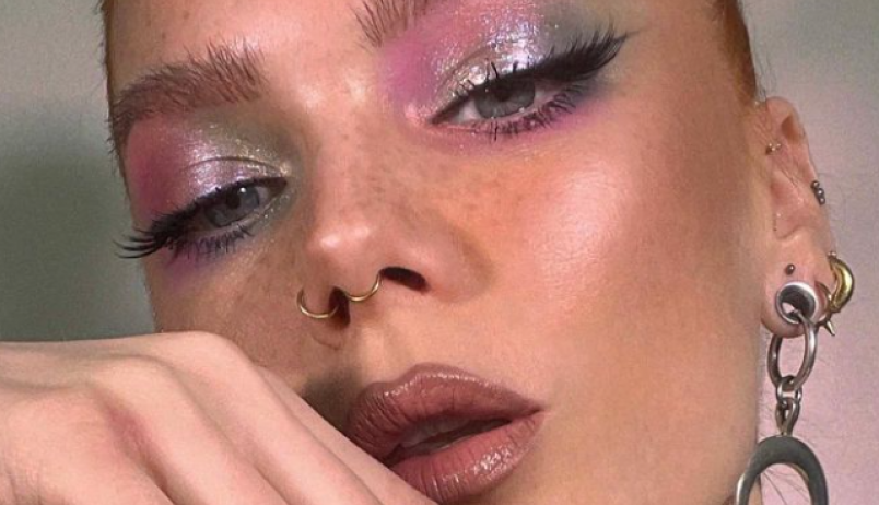 "Midnight eyes" je novi bjuti trend: Šljokice i neon boje sa kojima ćete uvek biti primećene