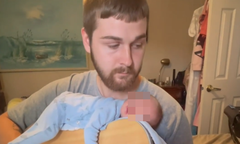 "On će voleti muziku celog života": Snimak rituala tate i bebe brzo je postao viralan i raznežio mreže, proverite i zašto!