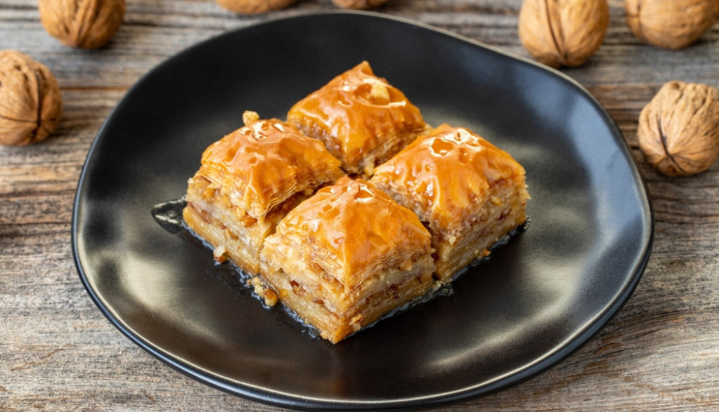 Najbogatija baklava obavezno ima tajni sastojak: Sipa se samo 1 kašika, a od njega miriše cela kuća