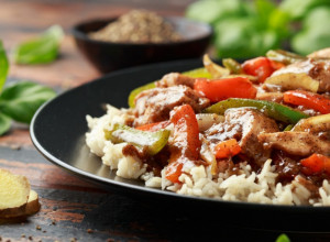 Za ljubitelje slatko-slanih kombinacija: Piletina sa povrćem i sosom od meda je idealna večera za vas, priprema se za samo par minuta