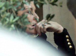 Ne smeta im razlika u godinama: Bivšu ženu je varao sa dadiljom, a sada staje na ludi kamen u osmoj deceniji sa 30 godina mlađom ženom