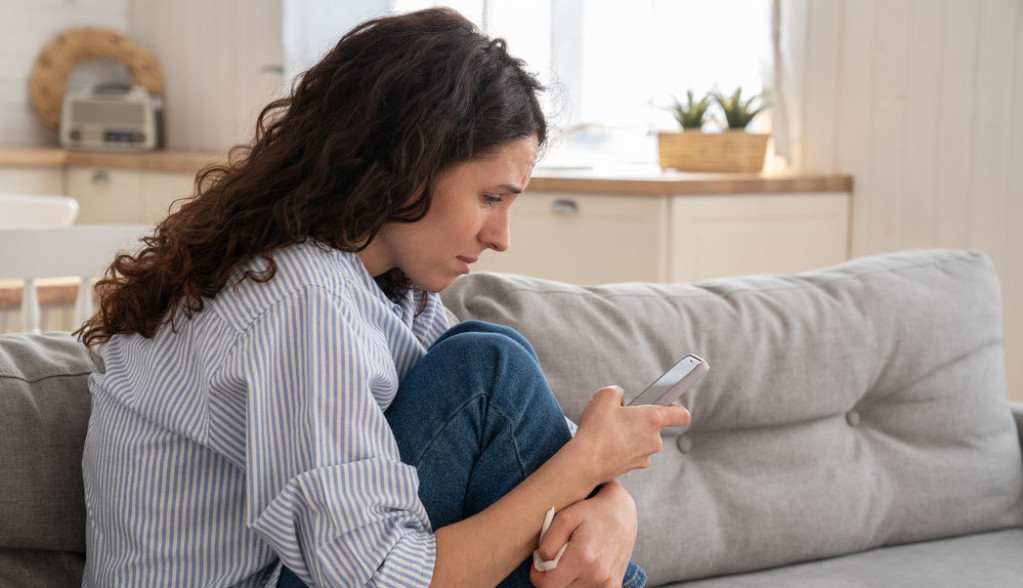 Mislite da je prenaglila? Kaća je podnela zahtev za razvod kada je videla poruku od jedne reči na suprugovom mobilnom telefonu