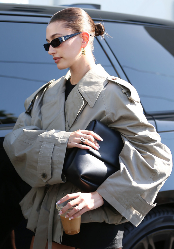 Mantil koji će poželeti svaka žena: Hejli Biber u najpoželjnijem modelu ove sezone