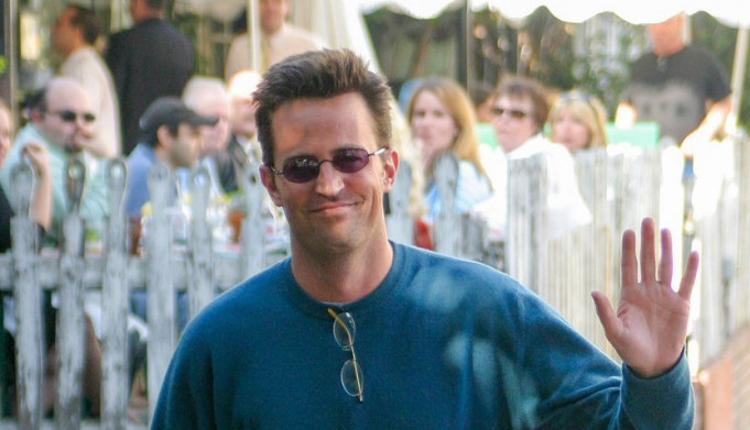 Samo dan nakon sahrane, sklonjeno cveće sa groba Metjua Perija: A ovo se navodi kao razlog