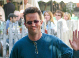 Samo dan nakon sahrane, sklonjeno cveće sa groba Metjua Perija: A ovo se navodi kao razlog