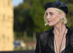 Stajling na koji mnogi ne bi smeli da pomisle: Šarliz Teron izazvala zemljotres na crvenom tepihu