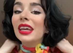 Napravite viralni modni detalj: Potrebna je samo svilena marama da biste postali dama sa stilom!