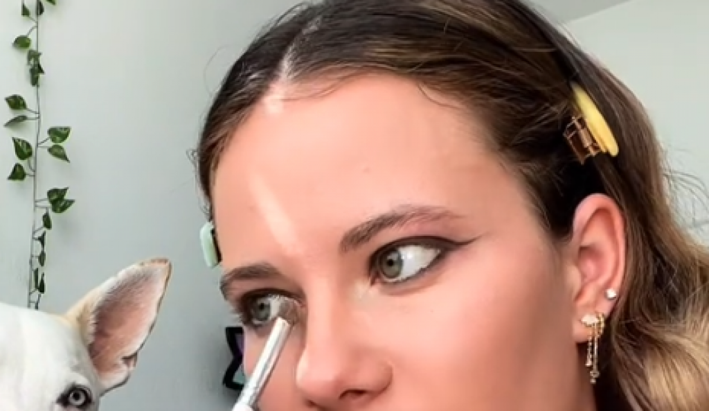 Kladimo se da ovo još niste videli: Tiktokerka pronašla inspiraciju za šminkanje koja mnogima ne bi ni pala na pamet, originalna na maks!