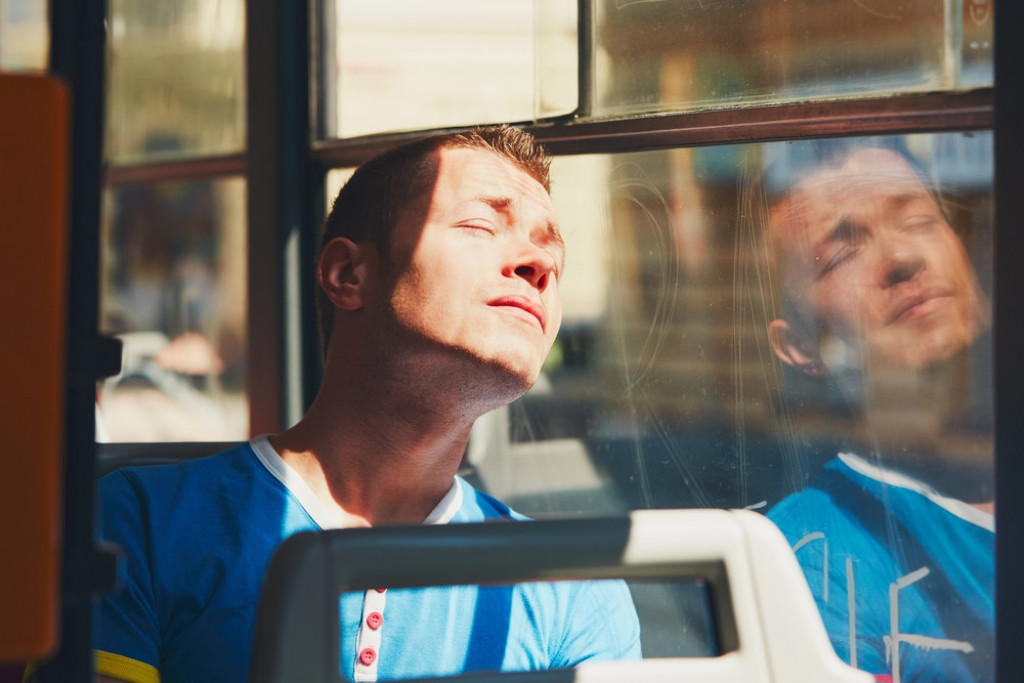 Jedni ga osuđuju, a drugi podržavaju: „Ne ustajem u autobusu ni trudnicama, ni babama i dedama. I ja sam umoran!“
