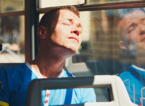 Jedni ga osuđuju, a drugi podržavaju: „Ne ustajem u autobusu ni trudnicama, ni babama i dedama. I ja sam umoran!“