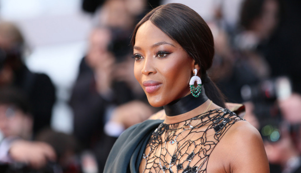 Šta joj je to u gaćicama? Naomi Kembel (54) u mikro bikiniju srušila internet u trenu