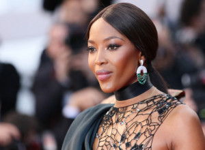 Šta joj je to u gaćicama? Naomi Kembel (54) u mikro bikiniju srušila internet u trenu