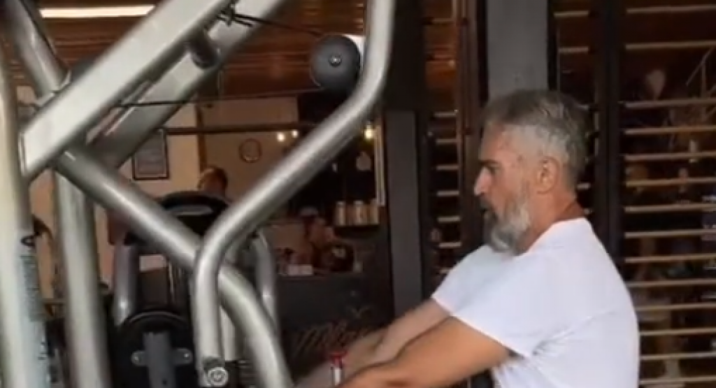 Jovan mladu dušu ima: Sa 57 godina ima više energije od nekih momaka, svi mu se klanjaju, otkrijte i zašto!