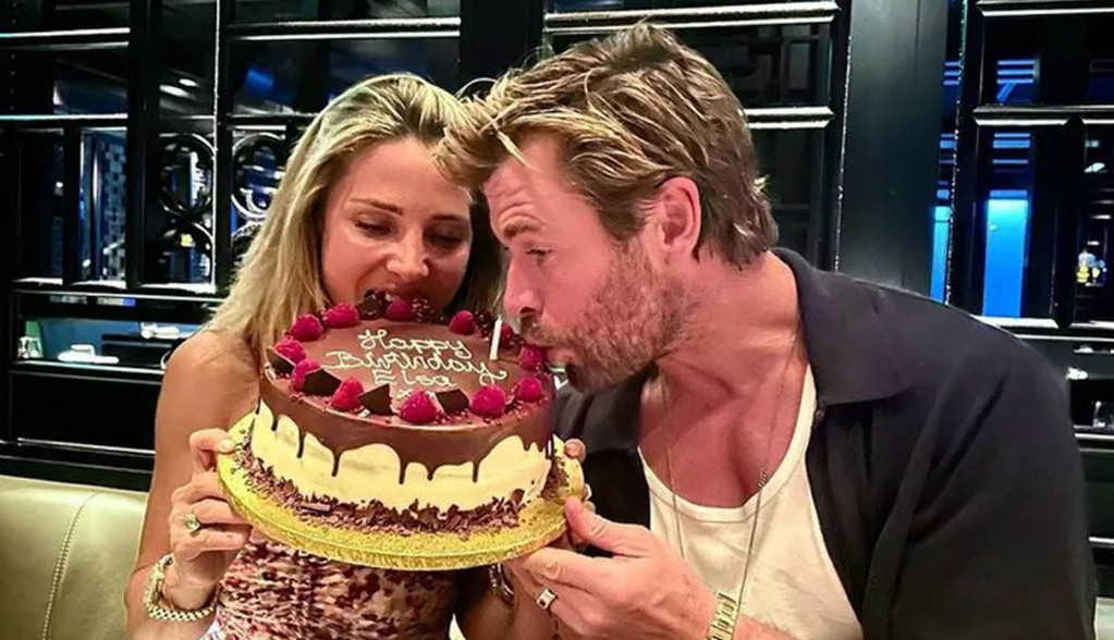 Odoleli su trendu razvoda: Elsa Pataki i Kris Hemsvort uslikani na plaži, sa razlogom nose titulu najlepšeg slavnog para