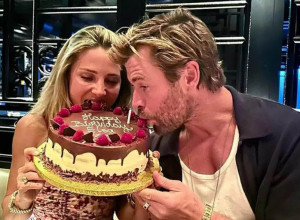Odoleli su trendu razvoda: Elsa Pataki i Kris Hemsvort uslikani na plaži, sa razlogom nose titulu najlepšeg slavnog para