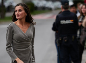 Ona ne zna za modnu grešku: Kraljica Leticija u haljini midi dužine, a svi su gledali u njene brutalno dobre čizme