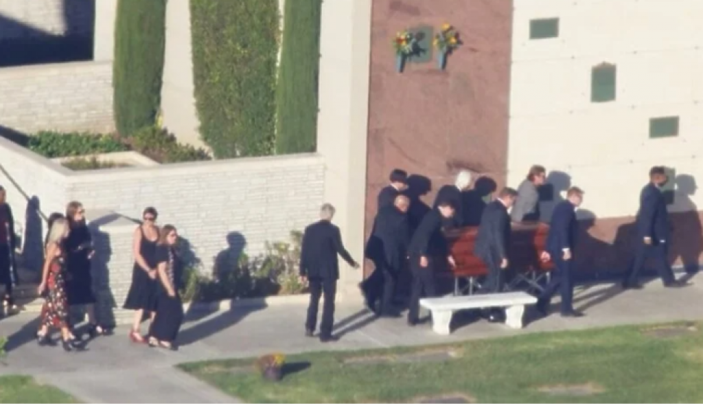 Poslednji oproštaj od Metjua Perija: Sahrani prisustvovali članovi porodice i kolege iz serije "Prijatelji"