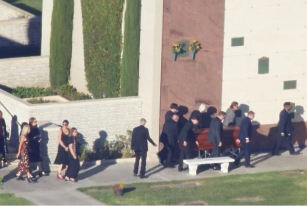 Poslednji oproštaj od Metjua Perija: Sahrani prisustvovali članovi porodice i kolege iz serije "Prijatelji"