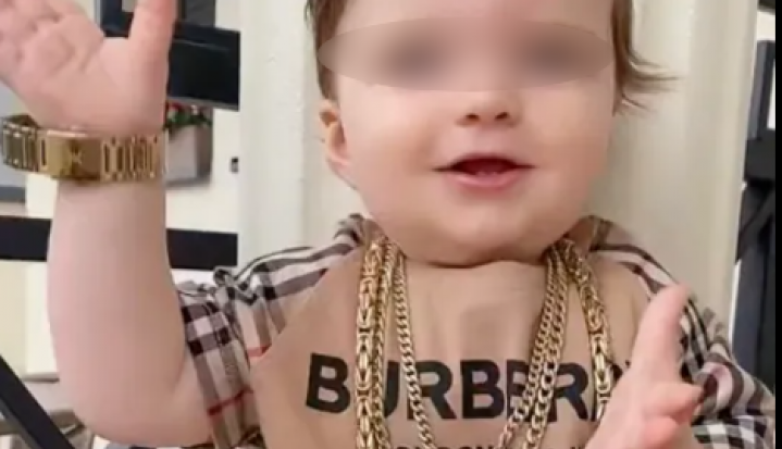 Živi raskošnije od većine odraslih: Zlatni sat, ogrlice i porše su svakodnevica ovog jednogodišnjeg dečaka