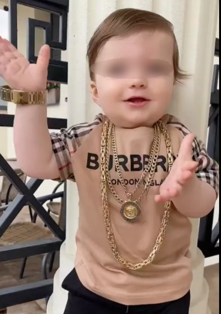 Živi raskošnije od većine odraslih: Zlatni sat, ogrlice i porše su svakodnevica ovog jednogodišnjeg dečaka