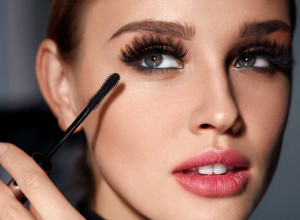 Kako nanosite maskaru? Šminker otkriva 3 velike greške koje dodaju godine i kako da se našminkate da izgledate mlađe