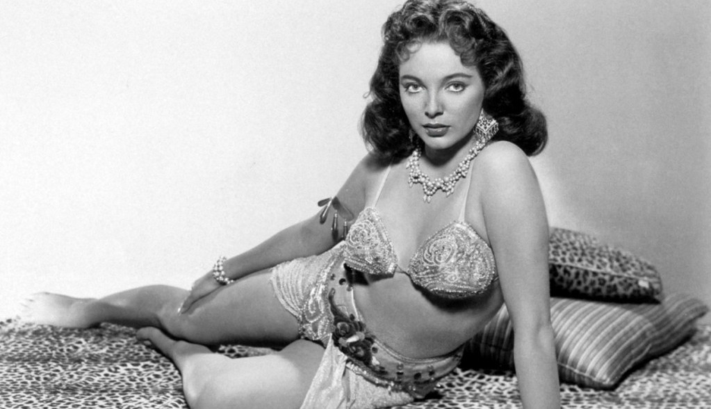 Slavna glumica sa 32 godine mlađim suprugom: Džoan Kolins prošetala u bikiniju u 90. godini