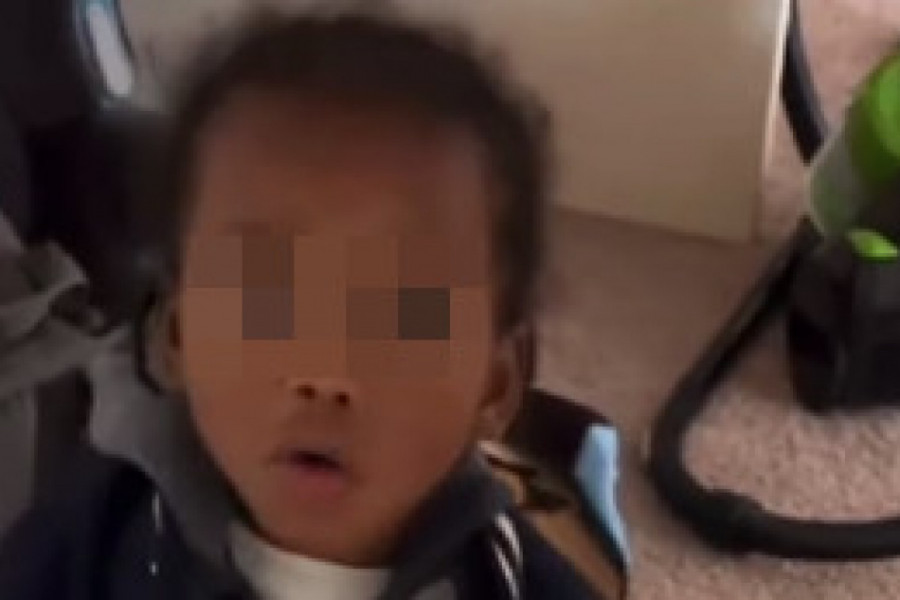 "Mama je rekla ne": Reakcija ovog deteta će vas nasmejati do suza, tako mali, a tako disciplinovan, da ne poverujete!