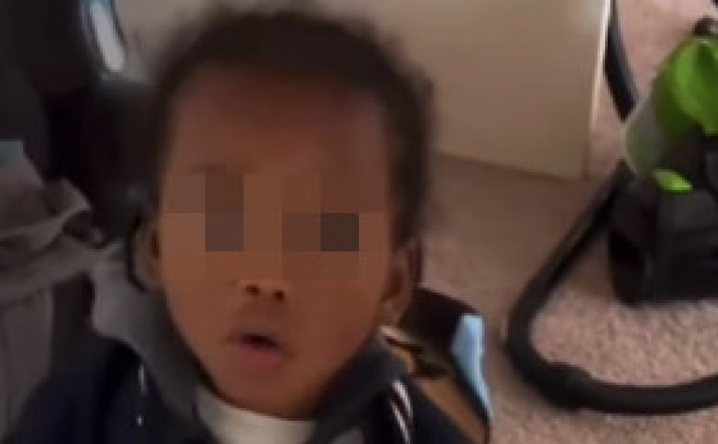 "Mama je rekla ne": Reakcija ovog deteta će vas nasmejati do suza, tako mali, a tako disciplinovan, da ne poverujete!
