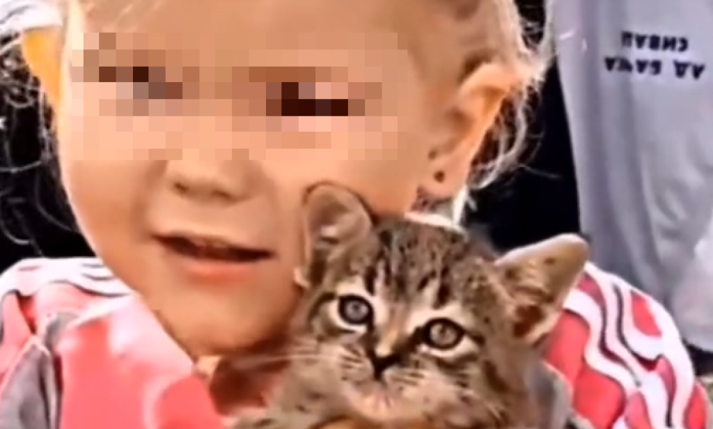 "To je moja duša": Ovo je ubedljivo najslađi snimak koji ćete pogledati danas, srce ove devojčice je veće od okeana!