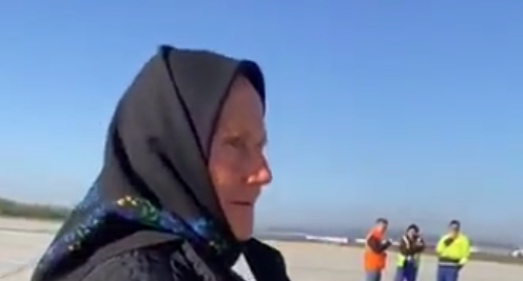 Baka (80) dokazala da je ljubav jača od straha: Prekrstila se dvaput i ušla u avion, emotivnim snimkom raznežila srca Srbije!