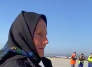 Baka (80) dokazala da je ljubav jača od straha: Prekrstila se dvaput i ušla u avion, emotivnim snimkom raznežila srca Srbije!