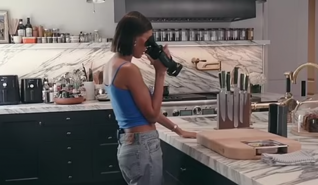 Zlatni detalji u kuhinji oduševili fanove: Hejli Biber otvorila vrata raskošne vile od 20 miliona dolara i pokazala kakva je domaćica