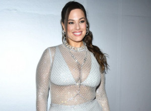 Od glave do pete u šljokicama: Ešli Grejem se pojavila u providnoj haljini i pokazala obline