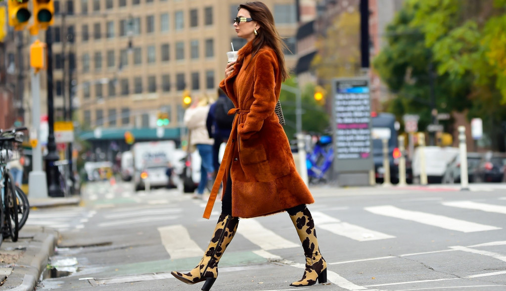 Ona je dokaz da zimska moda nije dosadna: Emili Rajtakovski prošetala ulicama Njujorka u spektakularnom izdanju