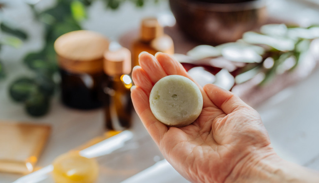Ostao vam komadić sapuna? Ne bacajte ga, može da spreči ogledalo da zamagli, parket da škripi, a imamo još korisnih trikova