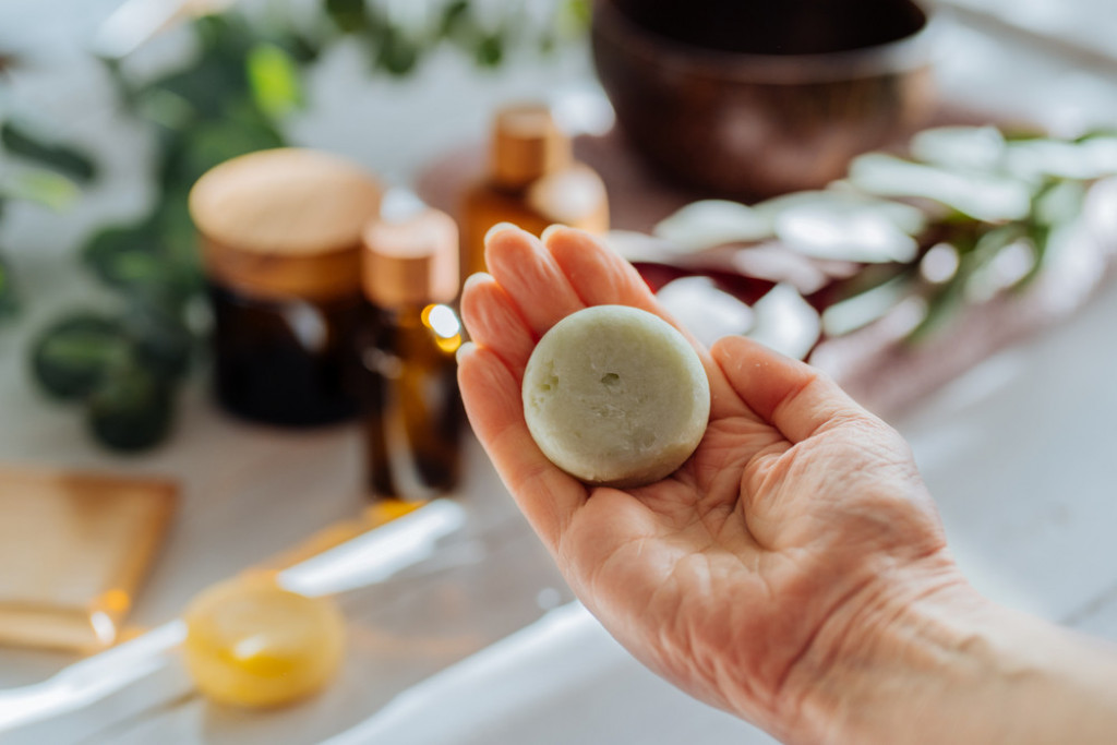 Ostao vam komadić sapuna? Ne bacajte ga, može da spreči ogledalo da zamagli, parket da škripi, a imamo još korisnih trikova