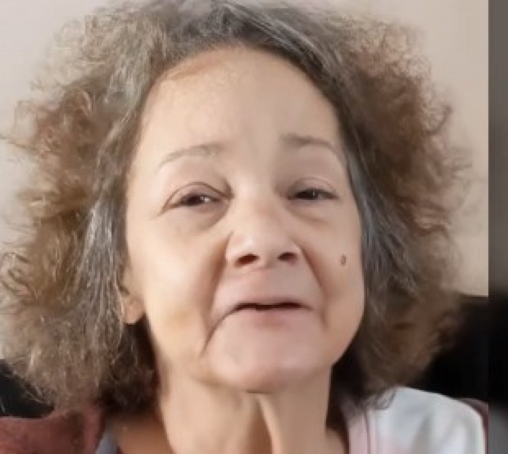 Živim bez zuba jer nemam para da stavim nove: Prebogata pevačica neće ni da čuje za sestru, koja jedva sastavlja kraj sa krajem
